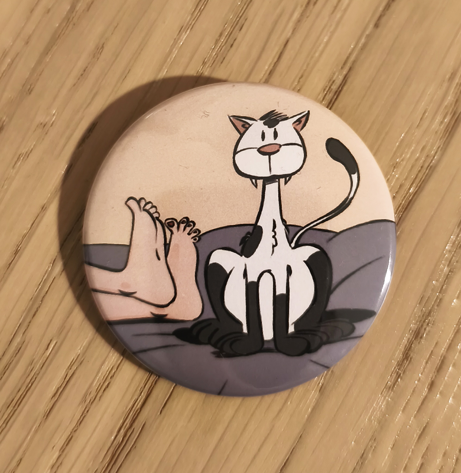 ΓΑΤΙ ΣΤΑ ΠΟΔΙΑ ΤΗΣ